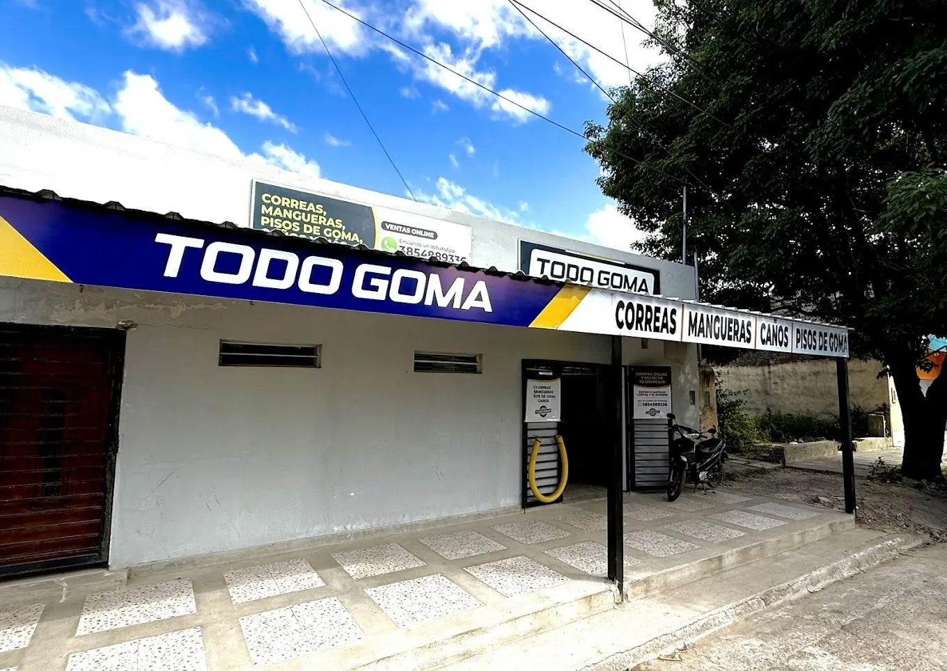 Frente del local de Todo Goma en Av. Bolivia Sur, La Banda, con el cartel de correas, mangueras, caños y pisos de goma